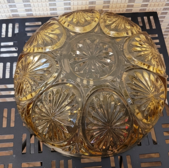 VINTAGE SCALLOP EDGE AMBER YELLOW TEXTURED GLASS SERVING BOWL - Picture 4 of 10